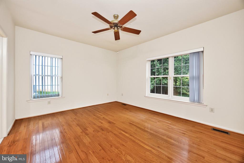19 STUART DRIVE Unit: 19