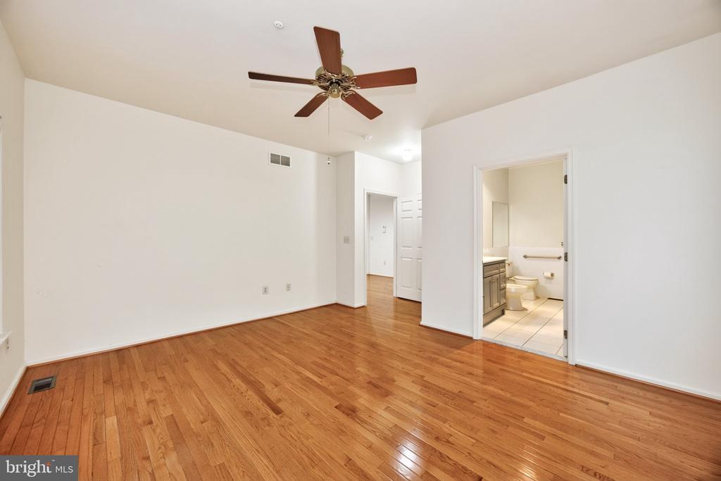 19 STUART DRIVE Unit: 19