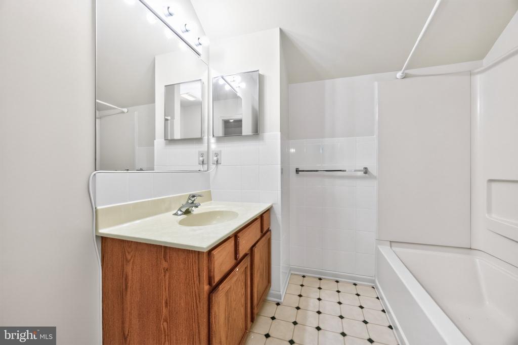 19 STUART DRIVE Unit: 19