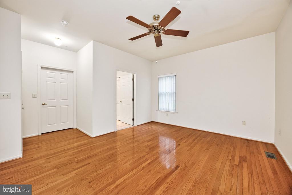 19 STUART DRIVE Unit: 19
