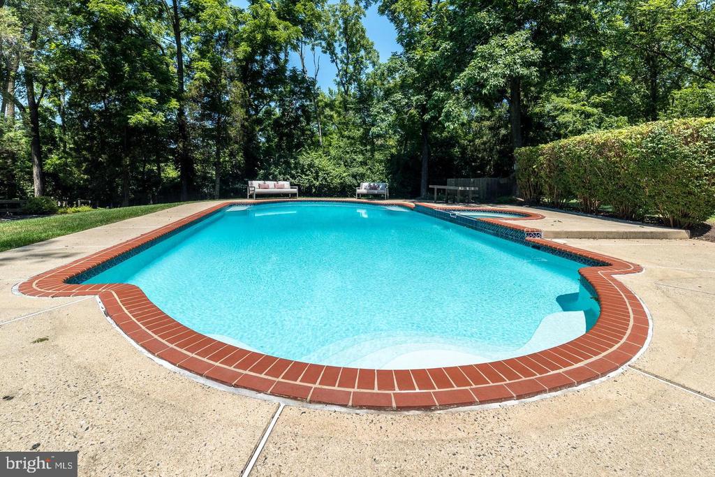 1633 GRASSHOPPER LANE