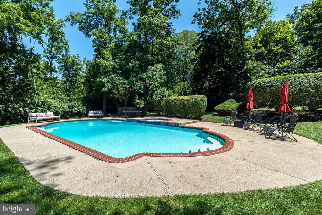 1633 GRASSHOPPER LANE