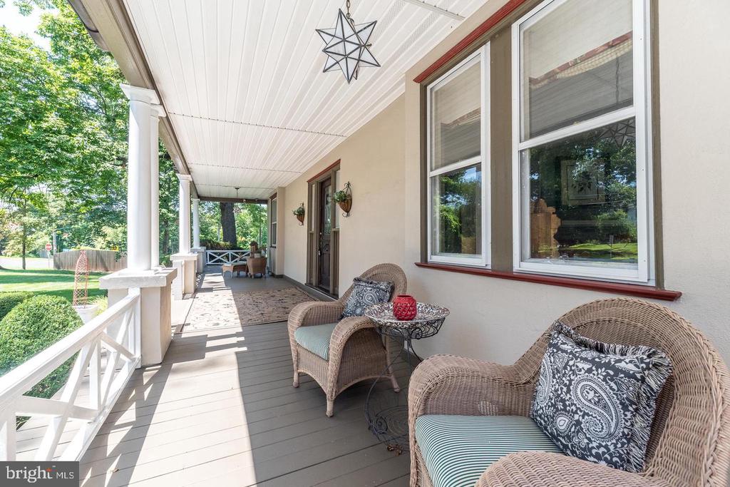 1633 GRASSHOPPER LANE
