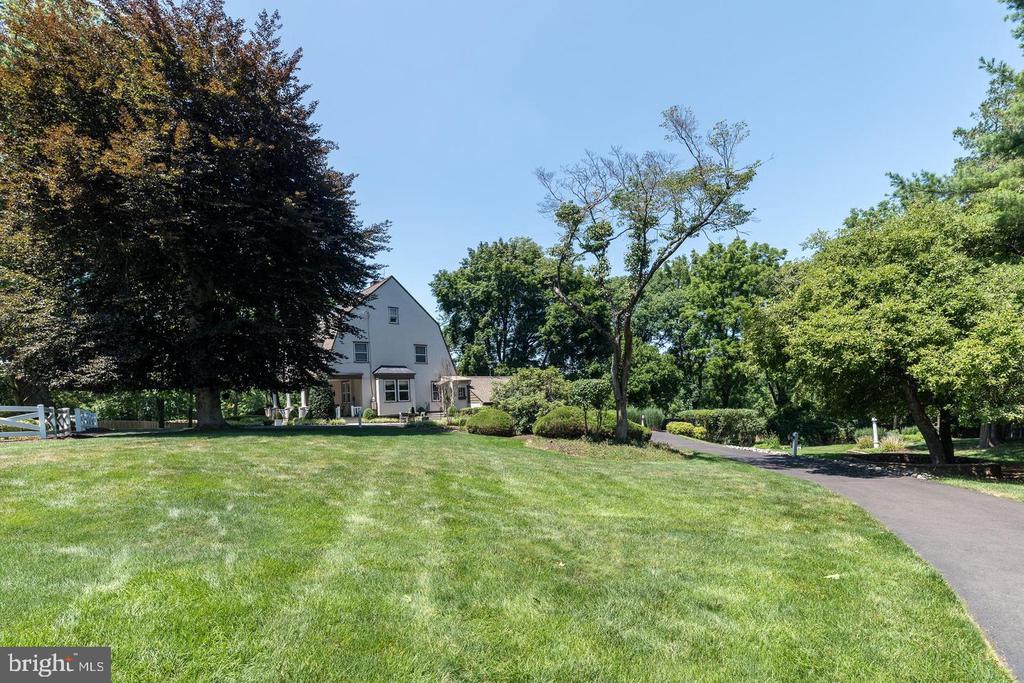 1633 GRASSHOPPER LANE
