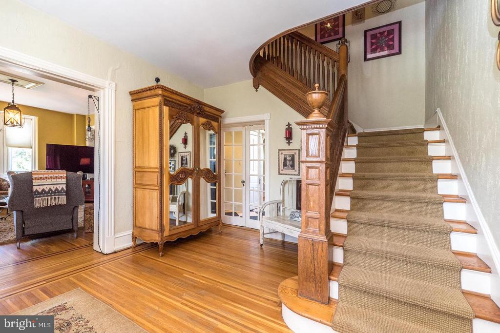 1633 GRASSHOPPER LANE