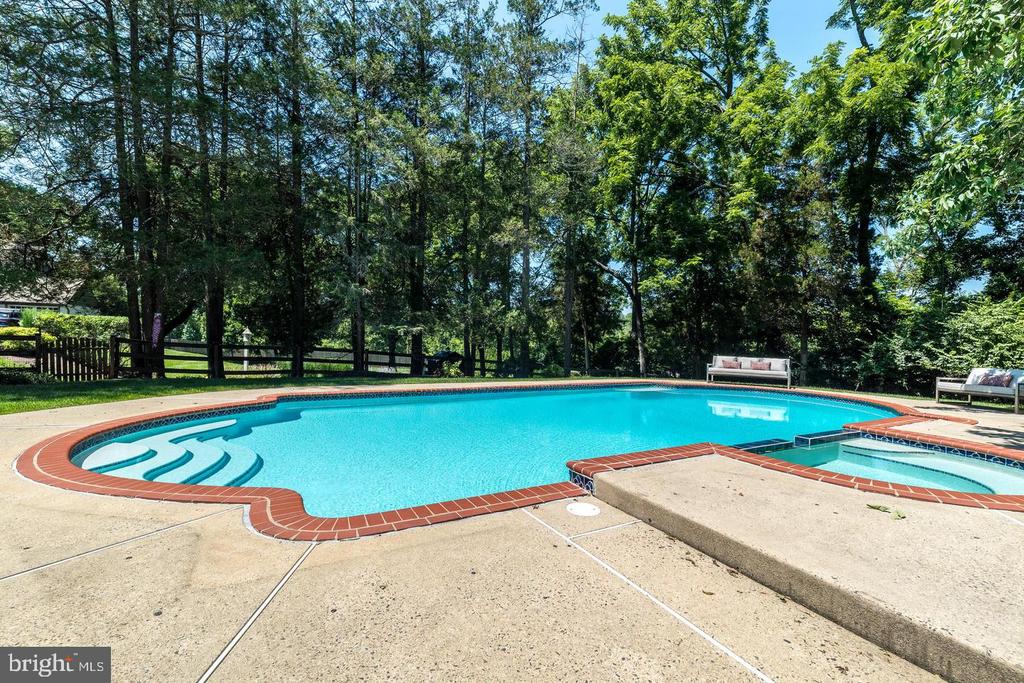1633 GRASSHOPPER LANE