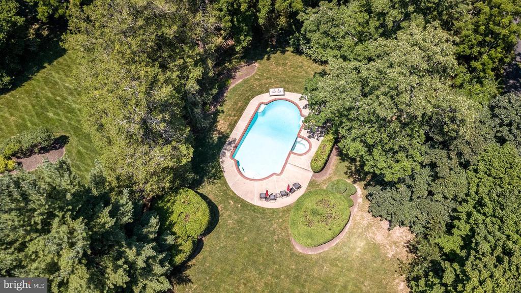 1633 GRASSHOPPER LANE