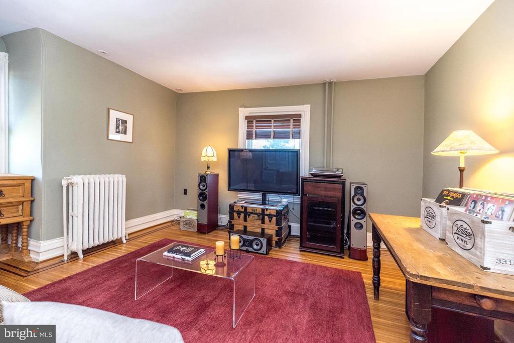 1633 GRASSHOPPER LANE