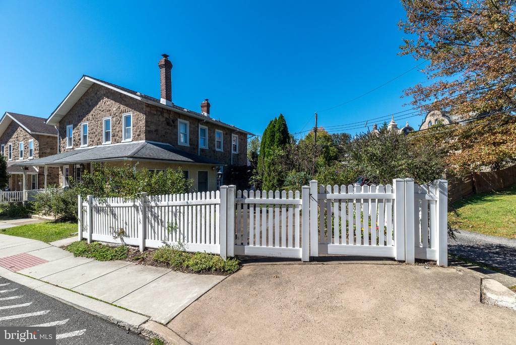 460 RENFREW AVENUE