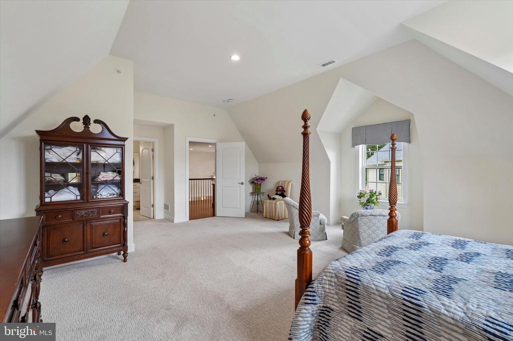 6060 CREEKSIDE DRIVE