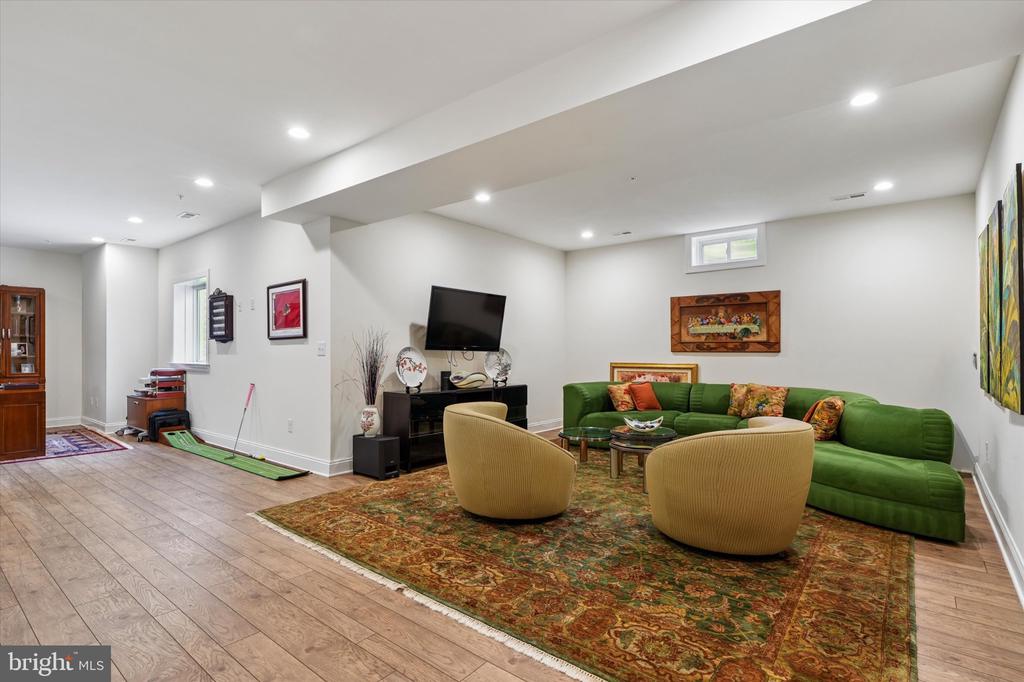 6060 CREEKSIDE DRIVE