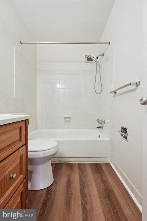 6100 Henry Ave #7d