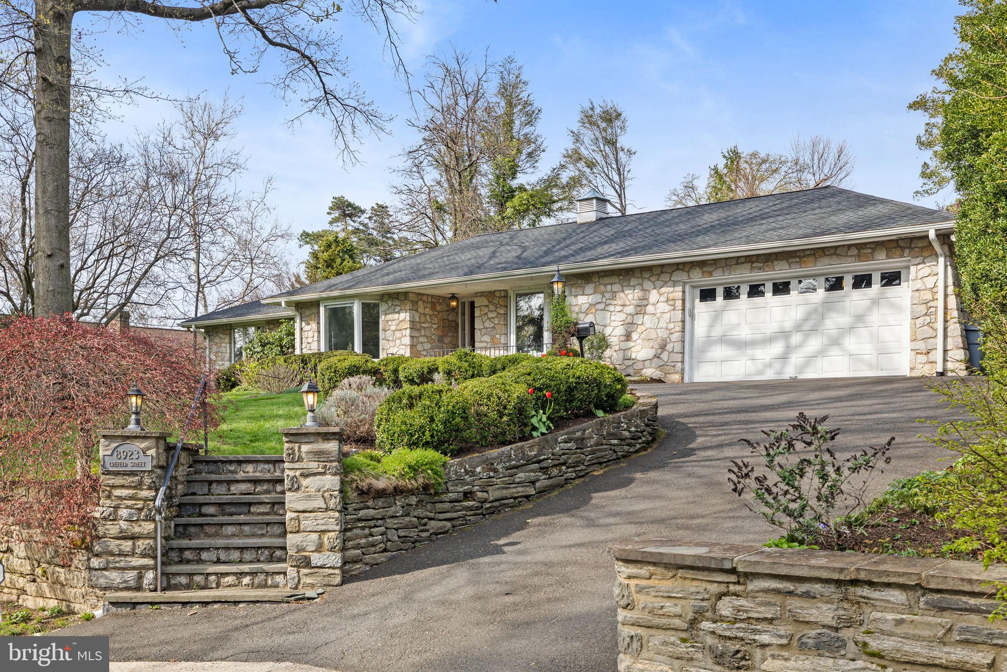 8923 Crefeld St