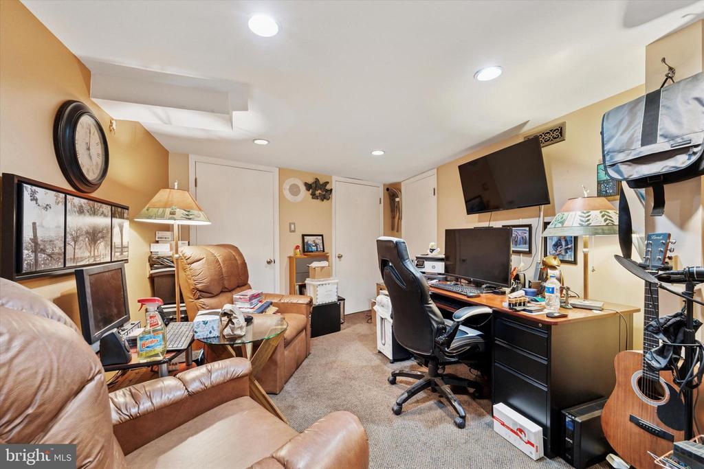 3 W GOWEN AVENUE