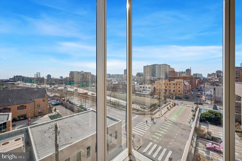 1009 VINE STREET