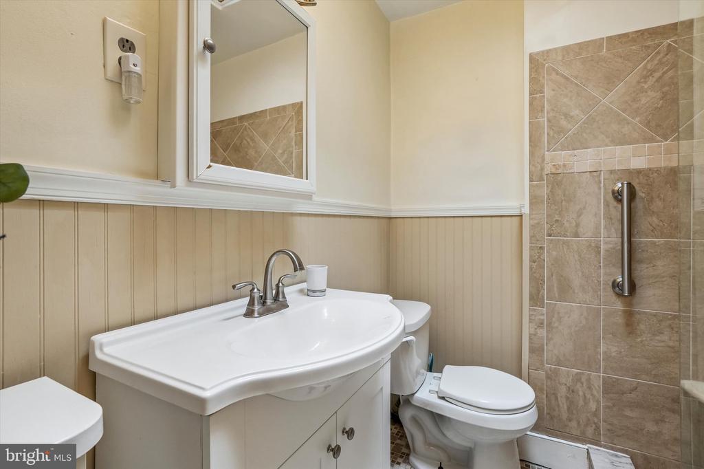 3427 W QUEEN LANE