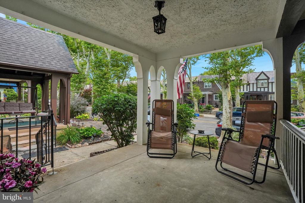 3427 W QUEEN LANE