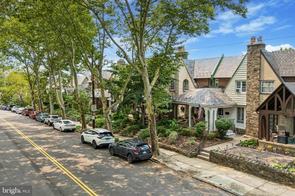 3427 W QUEEN LANE