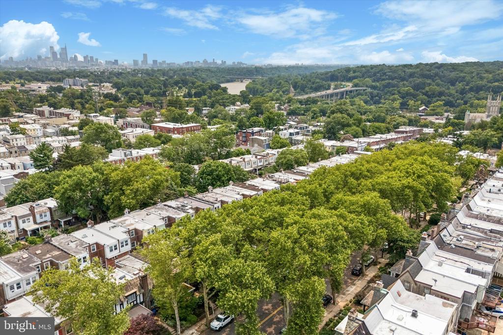 3427 W QUEEN LANE