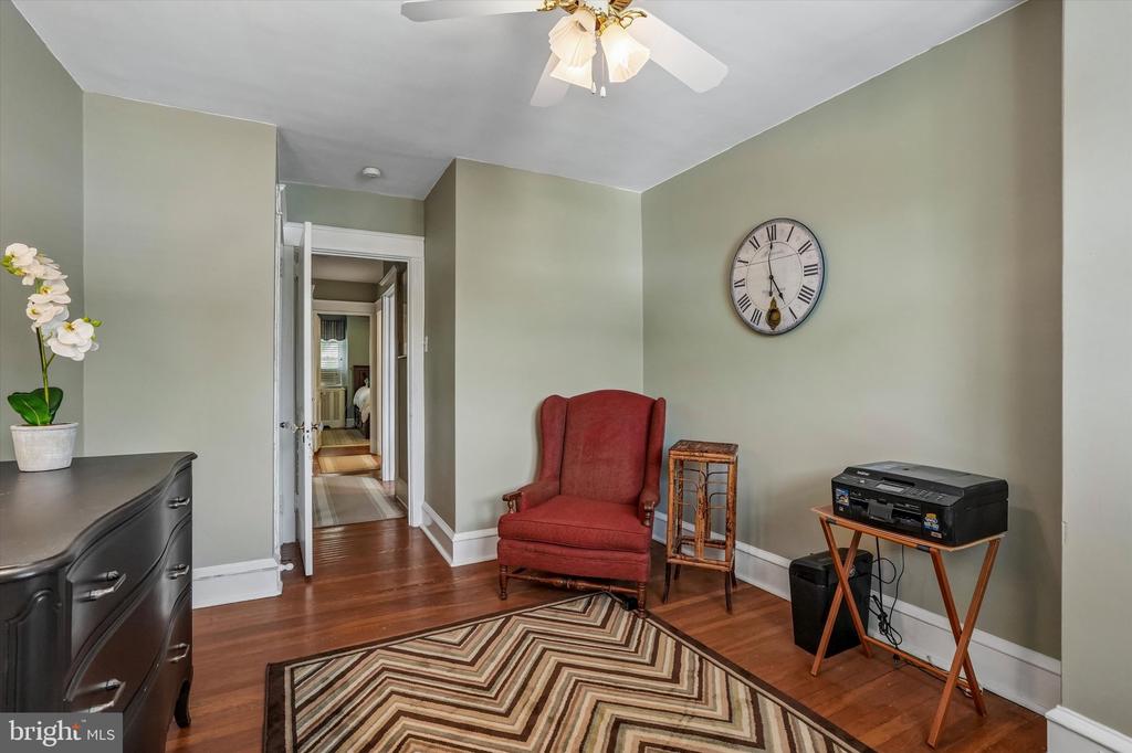 3427 W QUEEN LANE