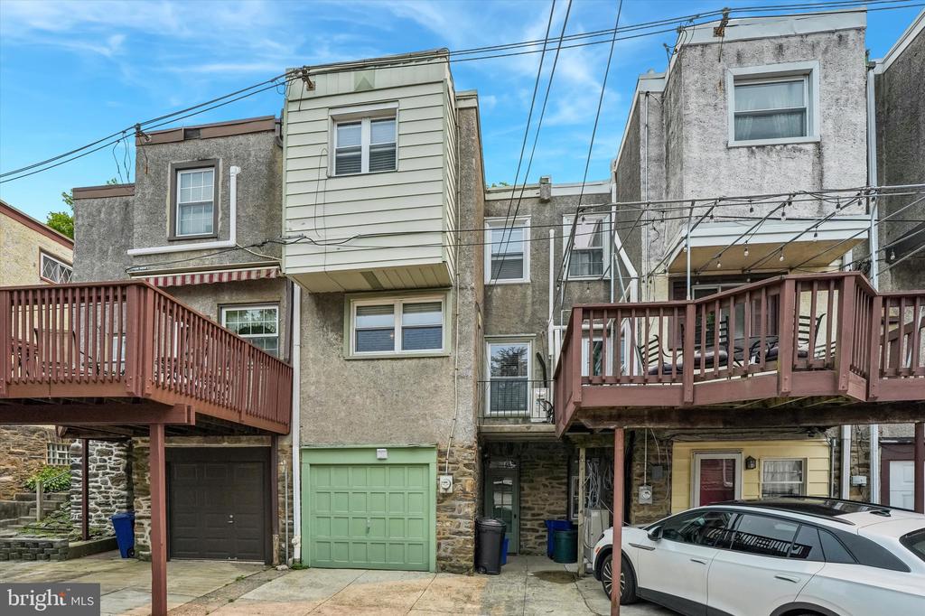 3427 W QUEEN LANE