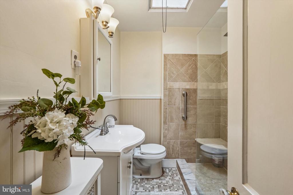 3427 W QUEEN LANE