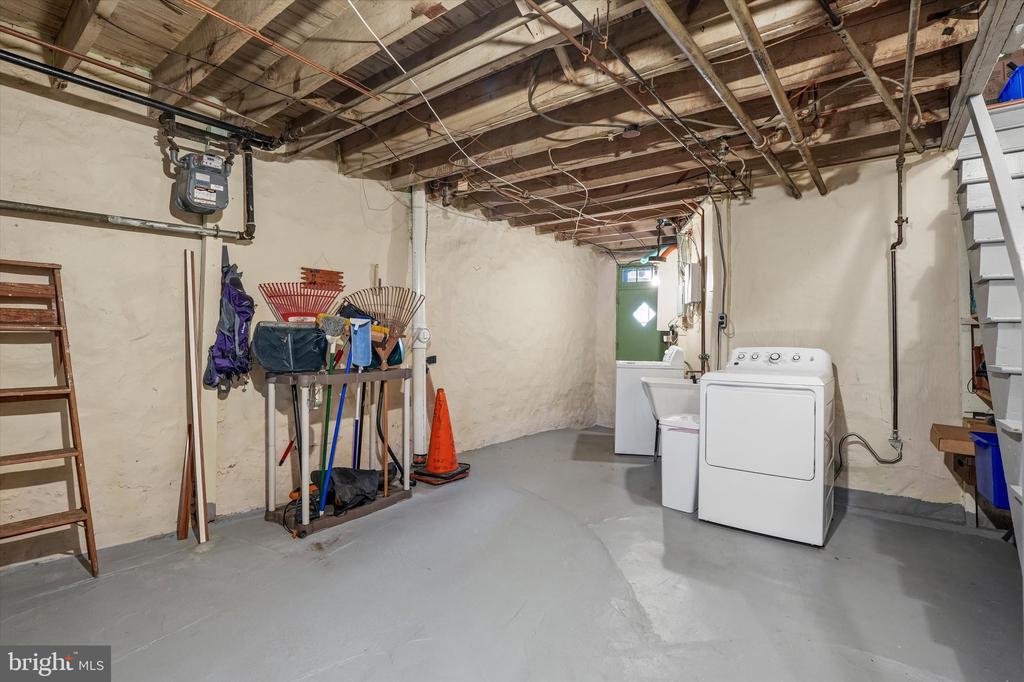 3427 W QUEEN LANE
