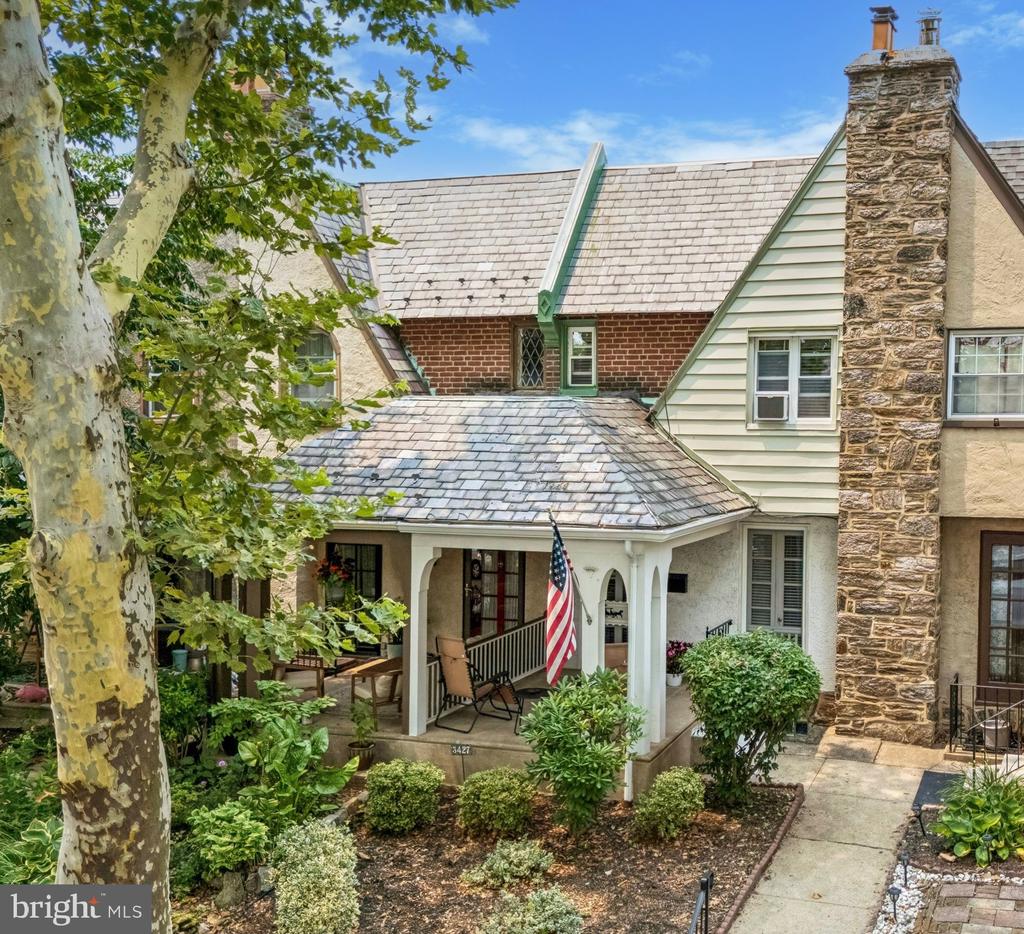 3427 W QUEEN LANE