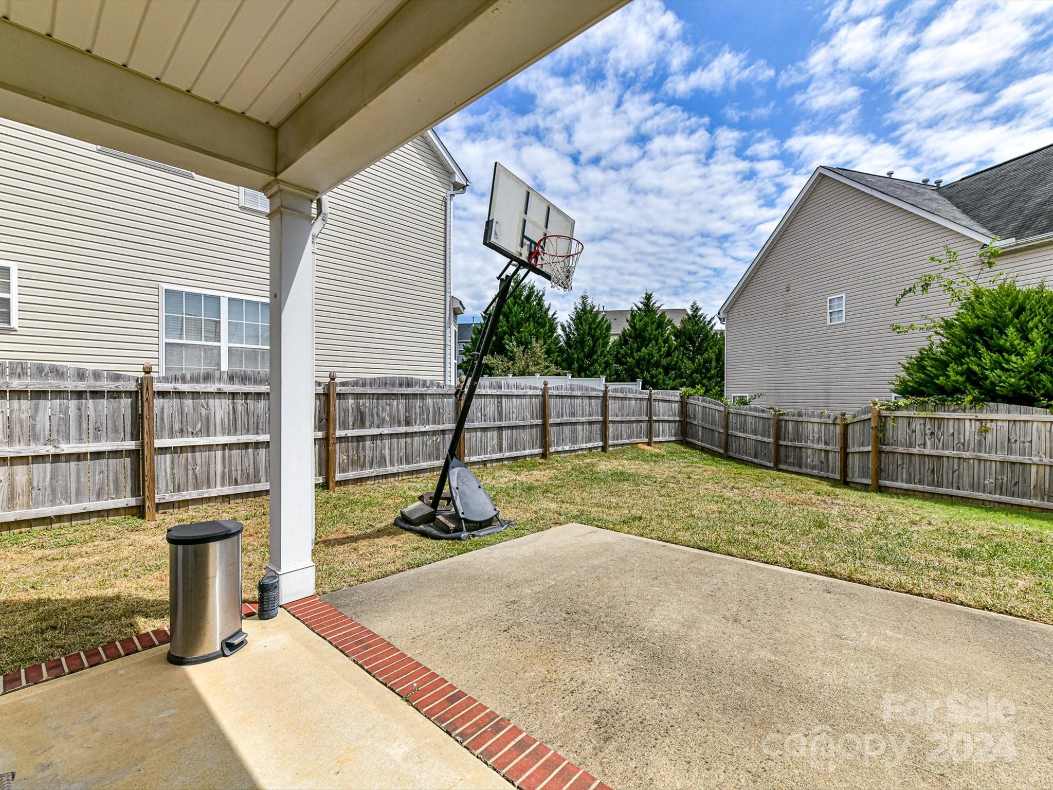 505 Clearwater Drive NW