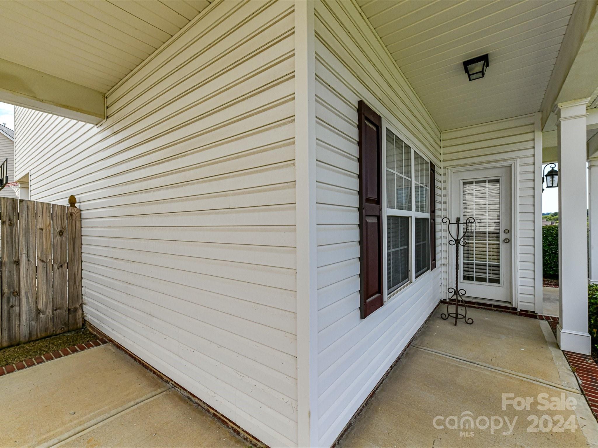 505 Clearwater Drive NW