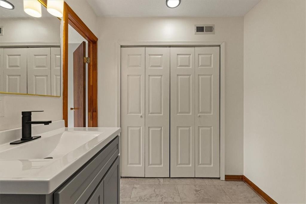 1019 E New London Drive