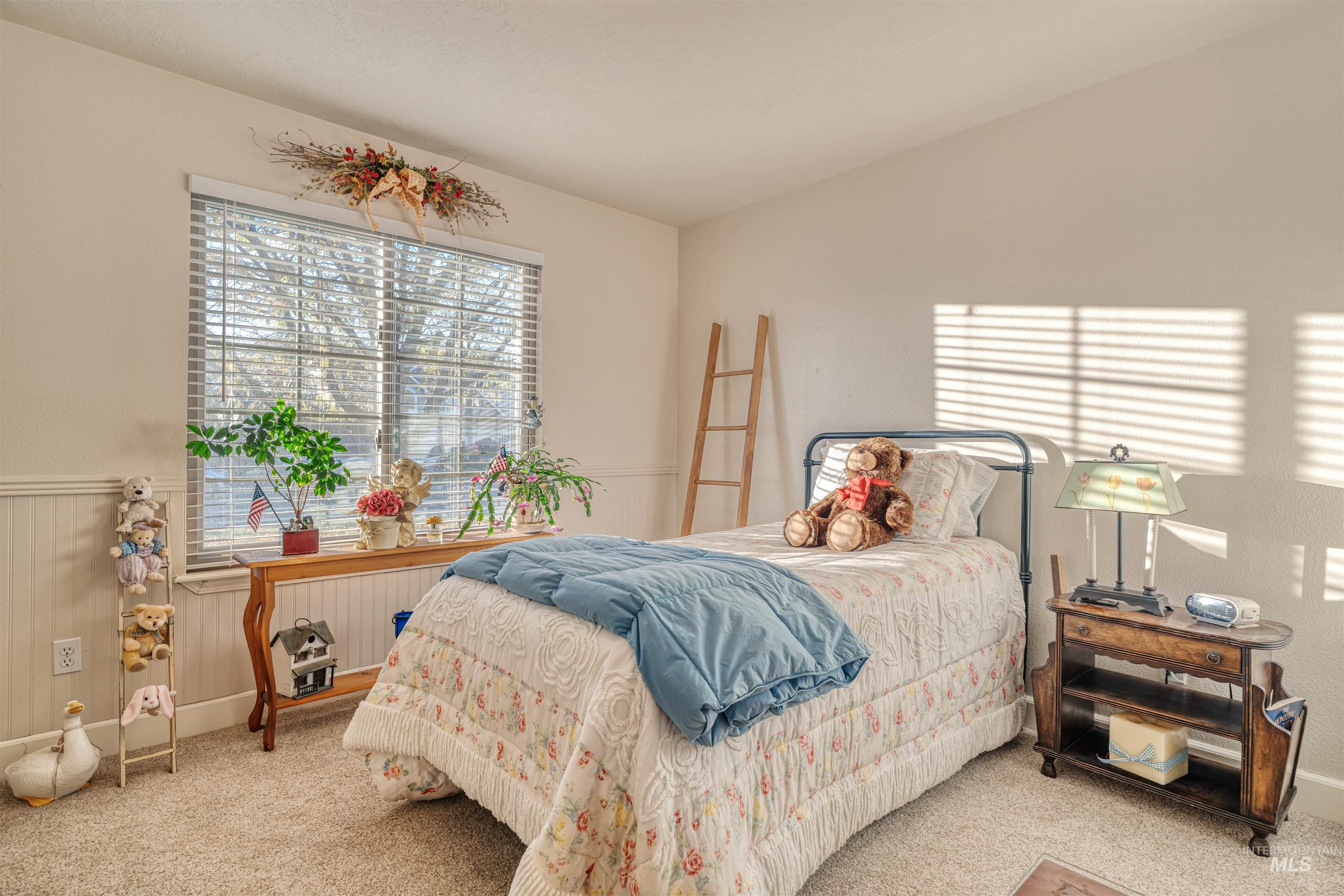 586 S Red Oak Ave