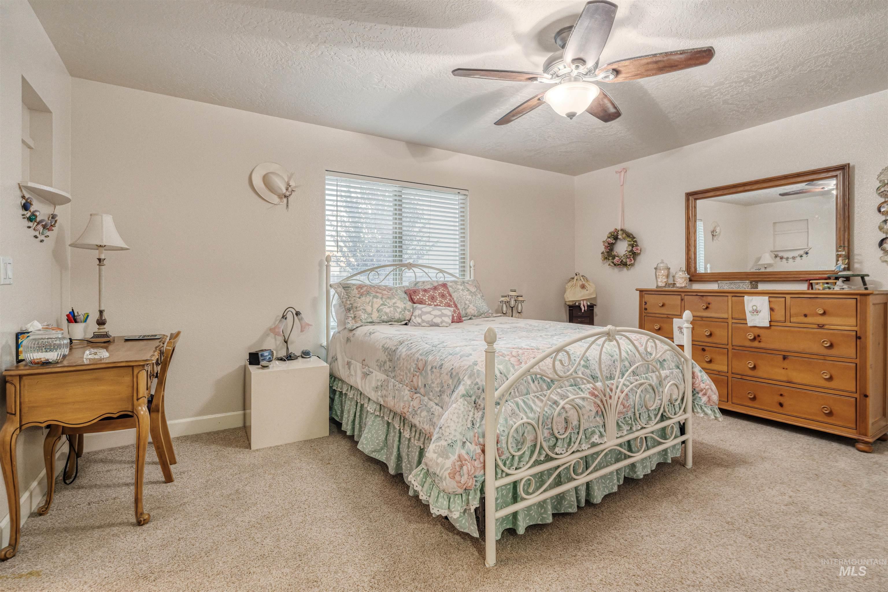 586 S Red Oak Ave