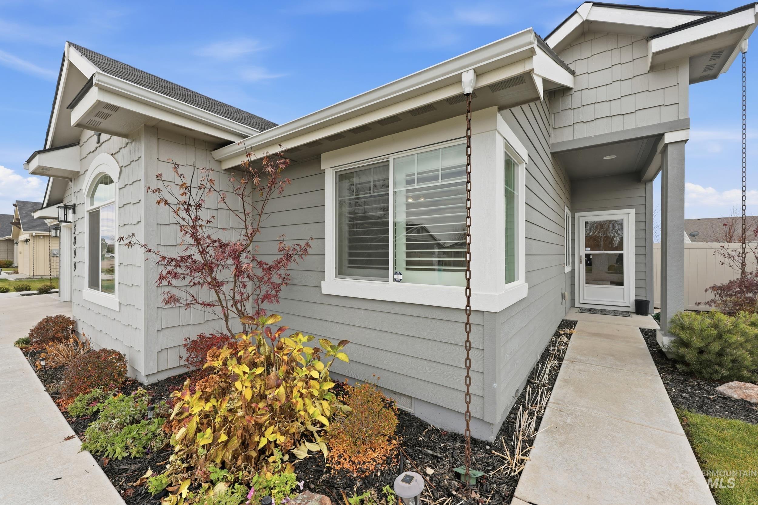 5899 W Cavendale Dr