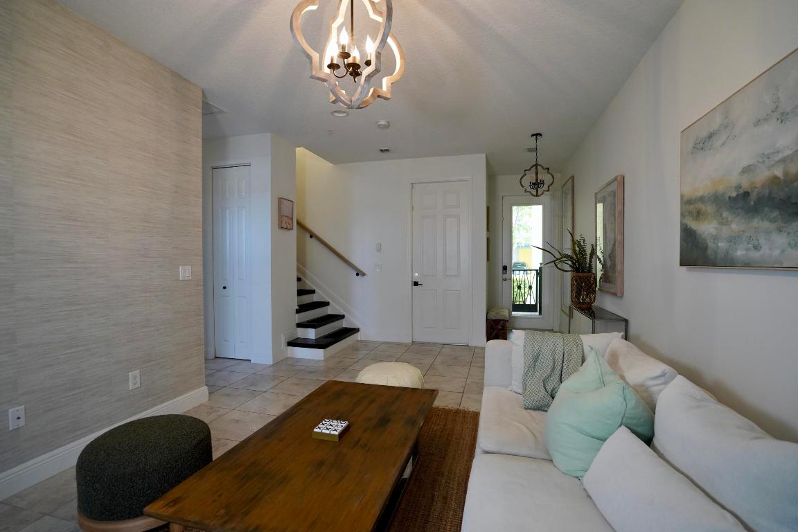 229 N Latitude Circle