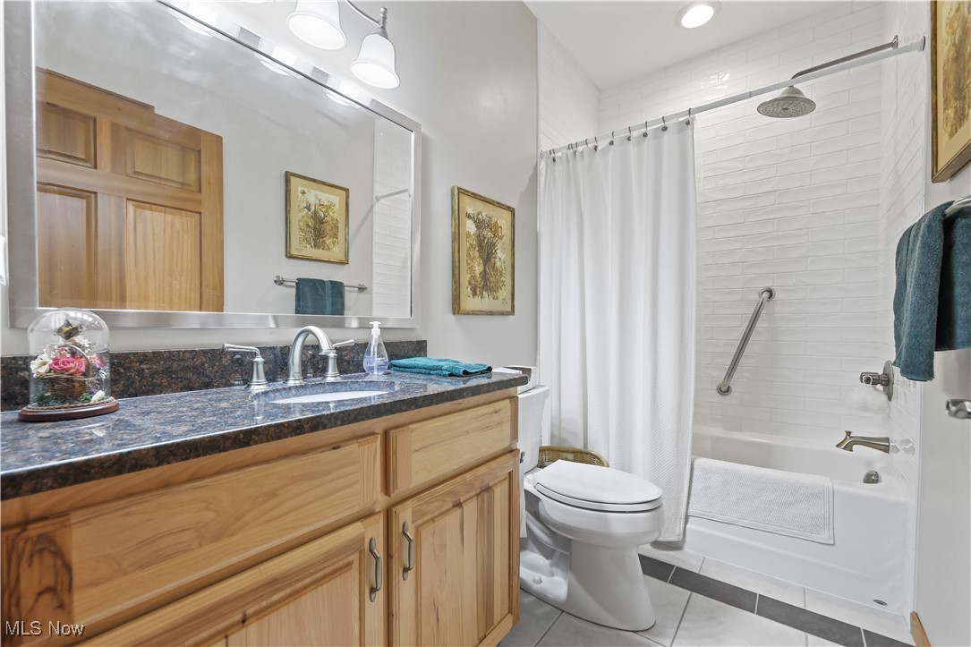 2011 E Swan Lake Circle