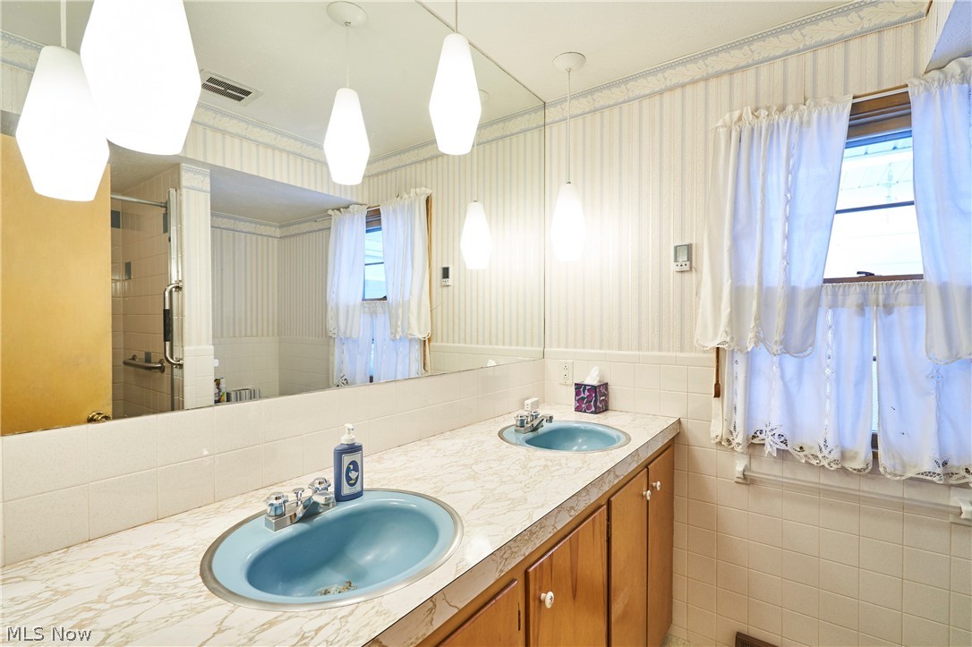 1605 Centerview Drive