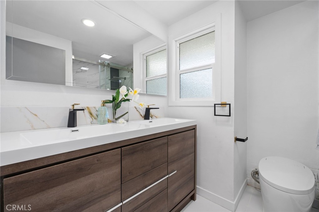 2945 W Bridgeport Avenue