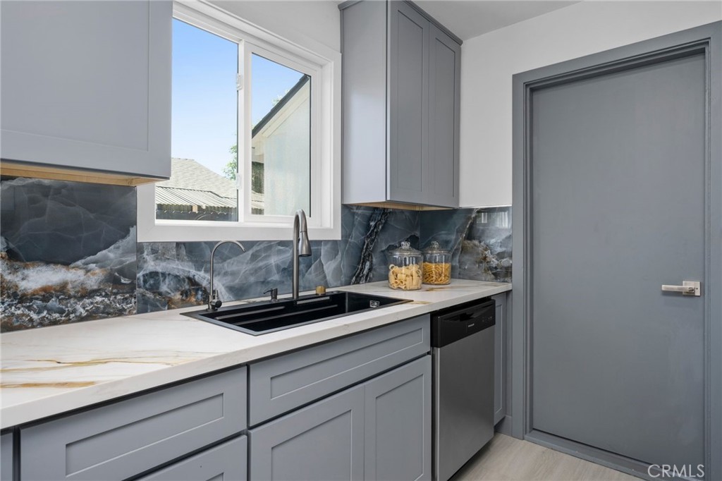 2945 W Bridgeport Avenue