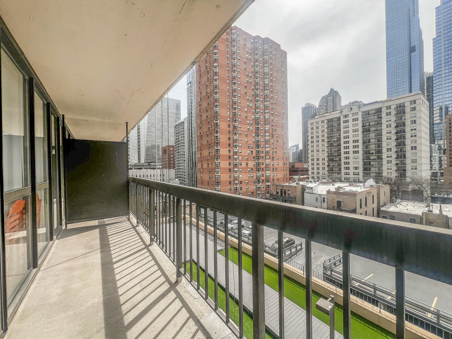 33 W Delaware Place Unit: 8E