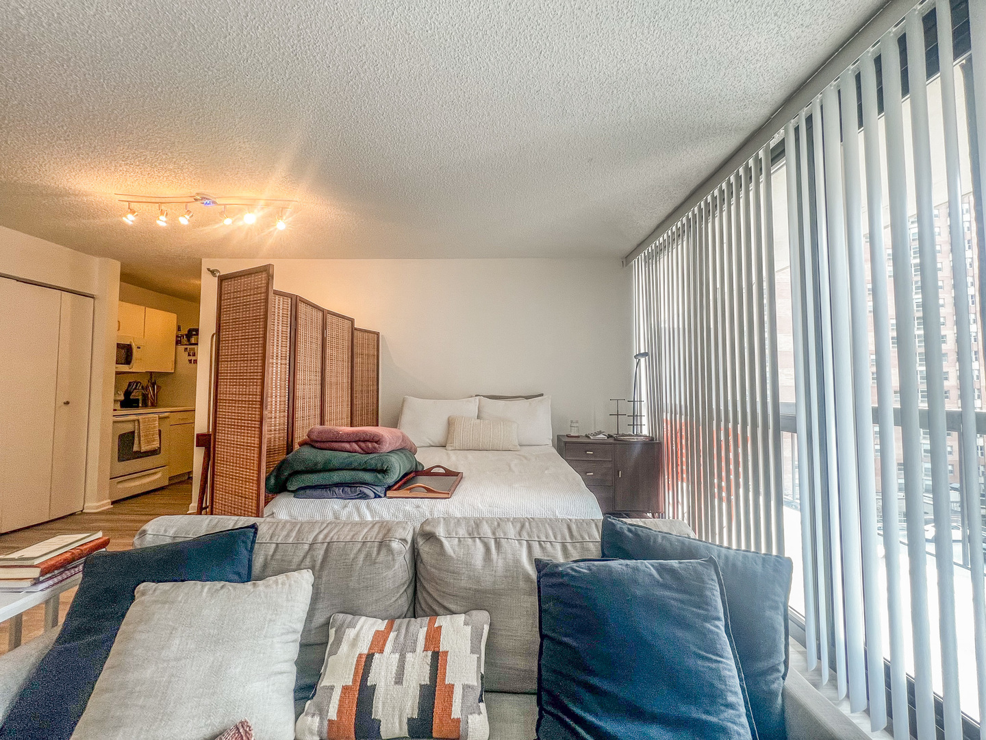 33 W Delaware Place Unit: 8E