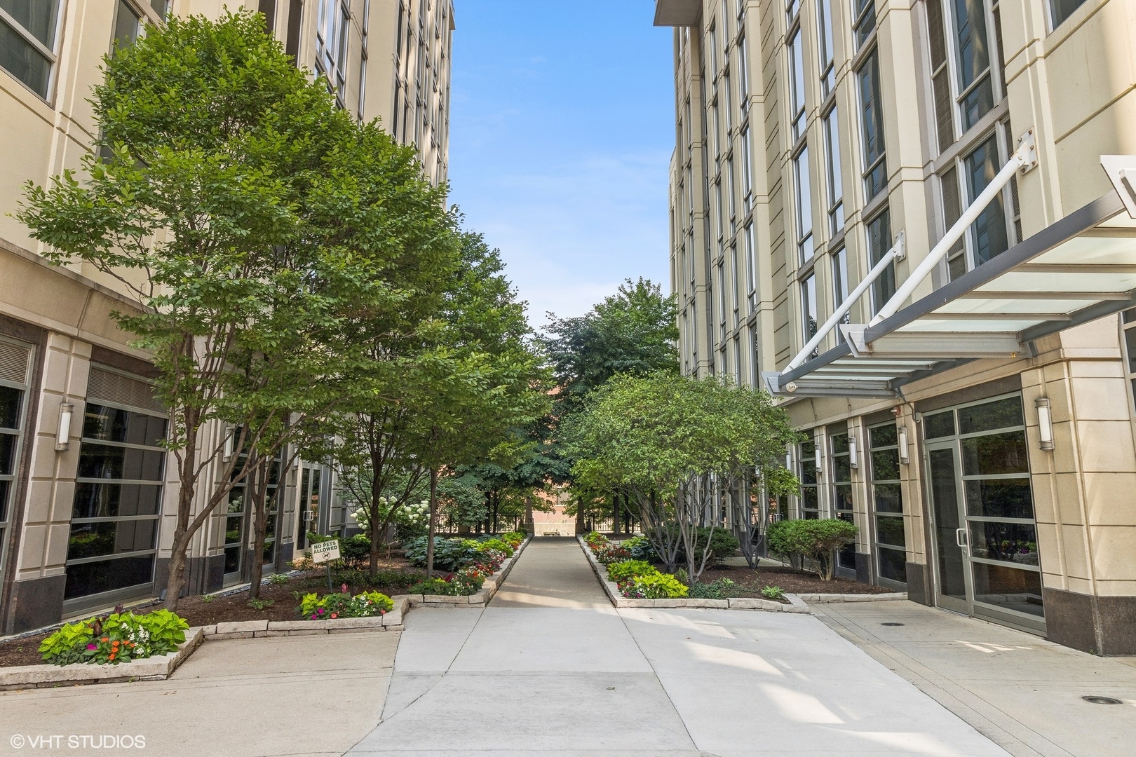 700 N Larrabee Street Unit: 2015