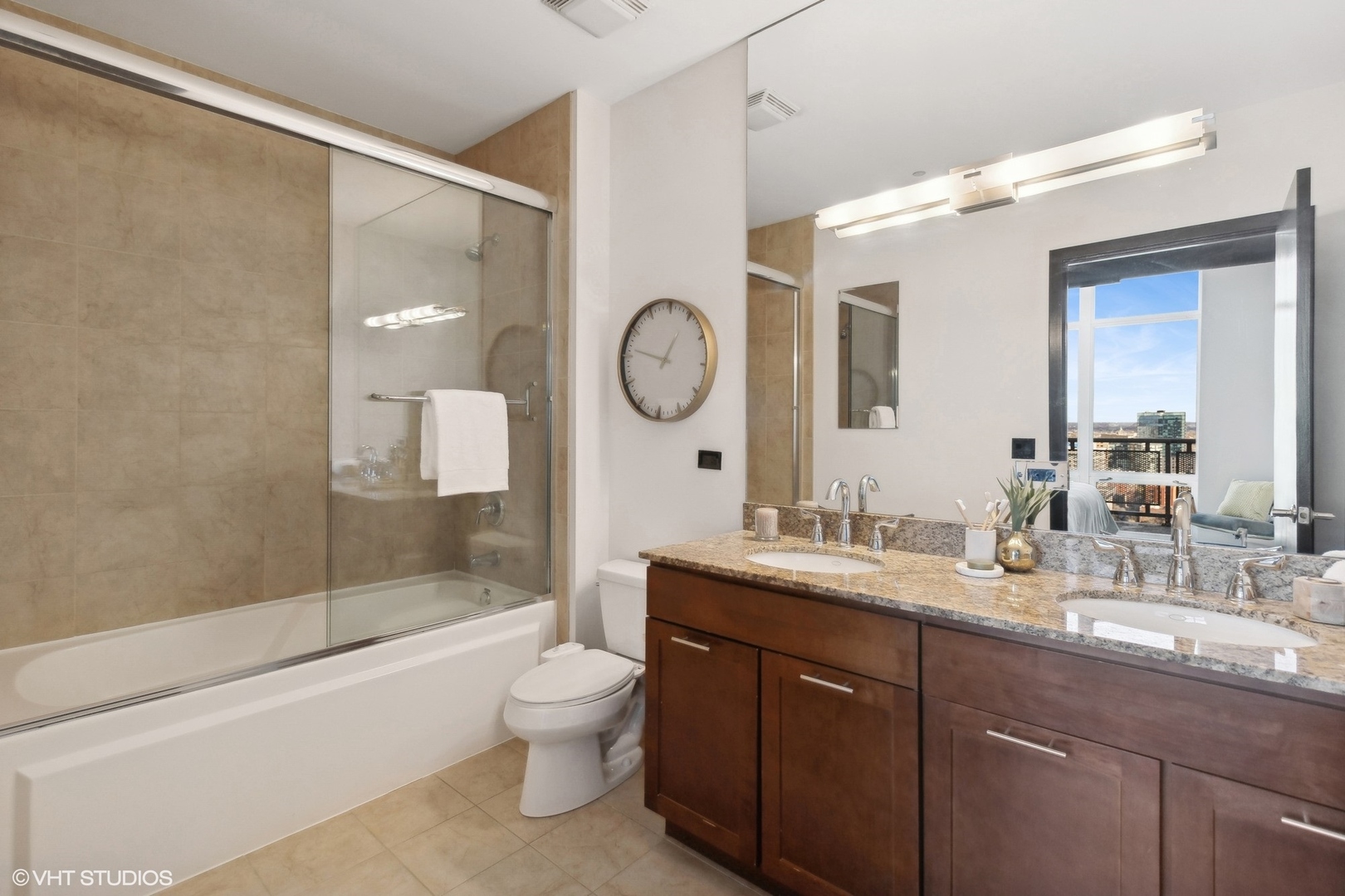 700 N Larrabee Street Unit: 2015