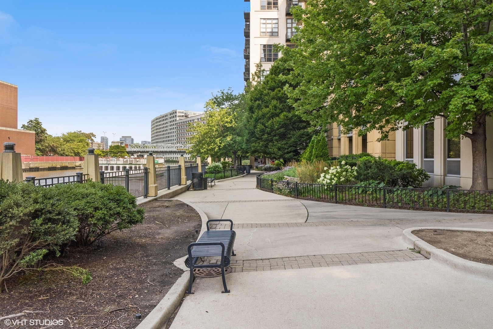 700 N Larrabee Street Unit: 2015