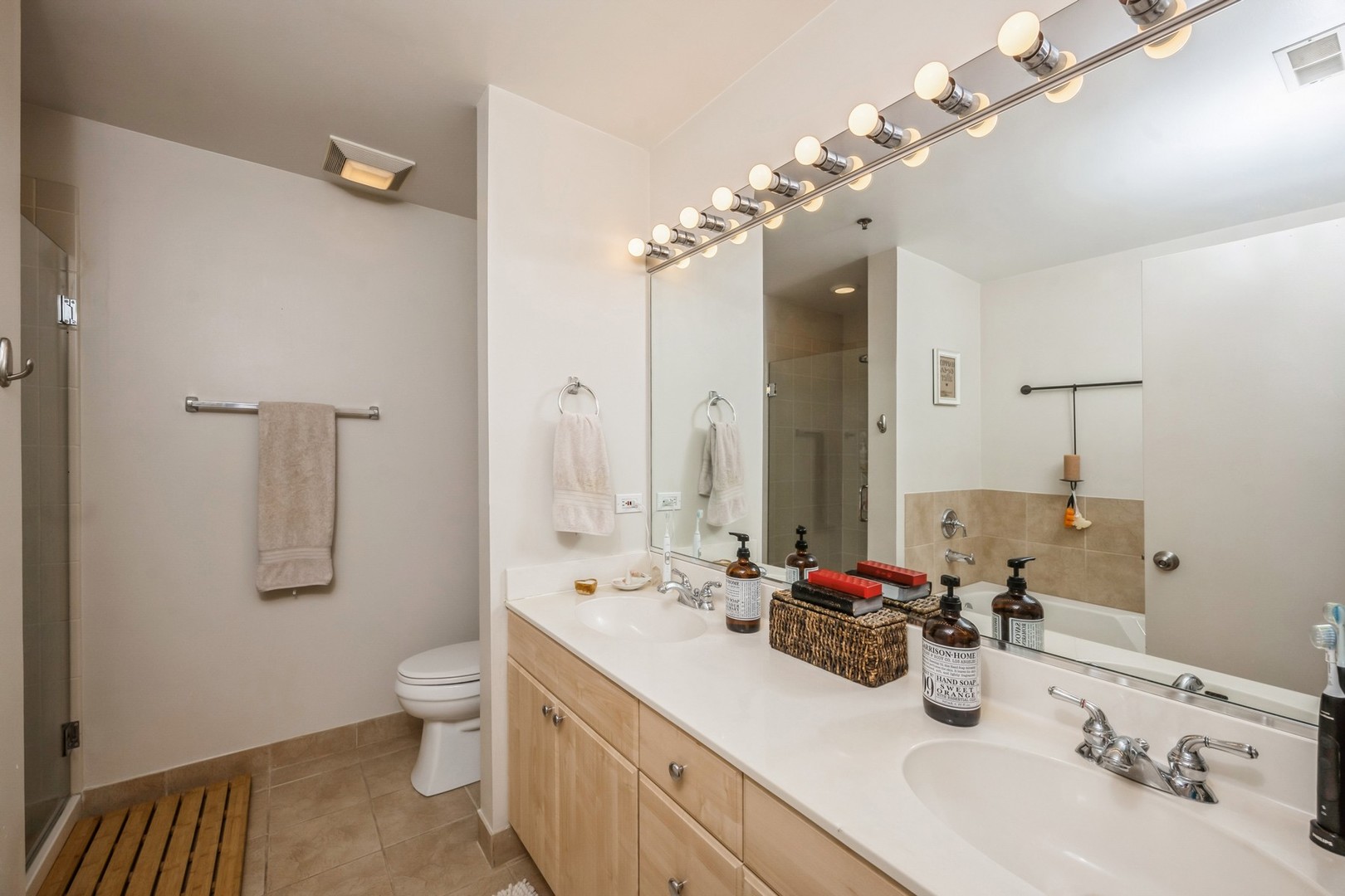 520 W HURON Street Unit: 415