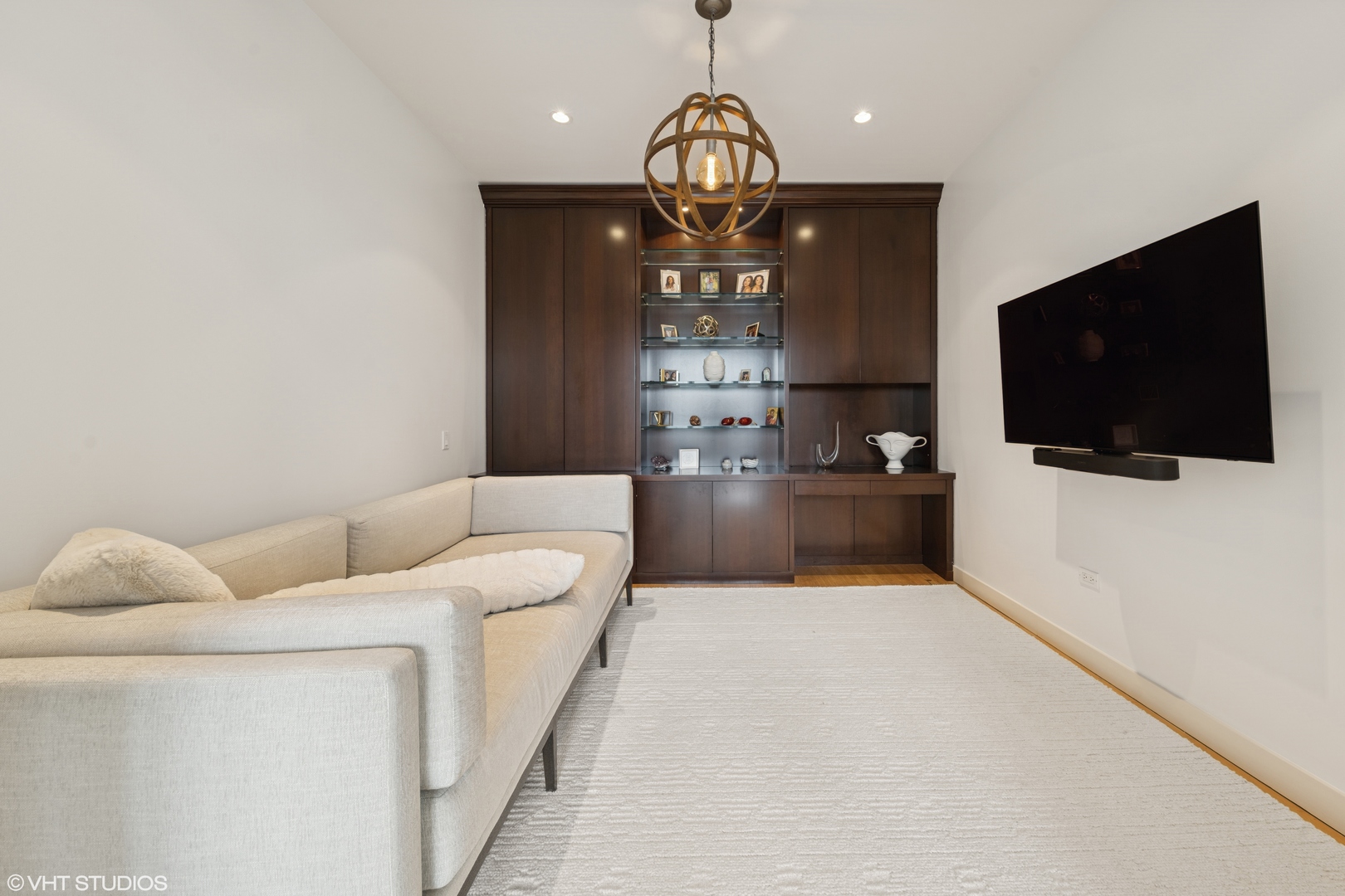 720 N Larrabee Street Unit: 1701