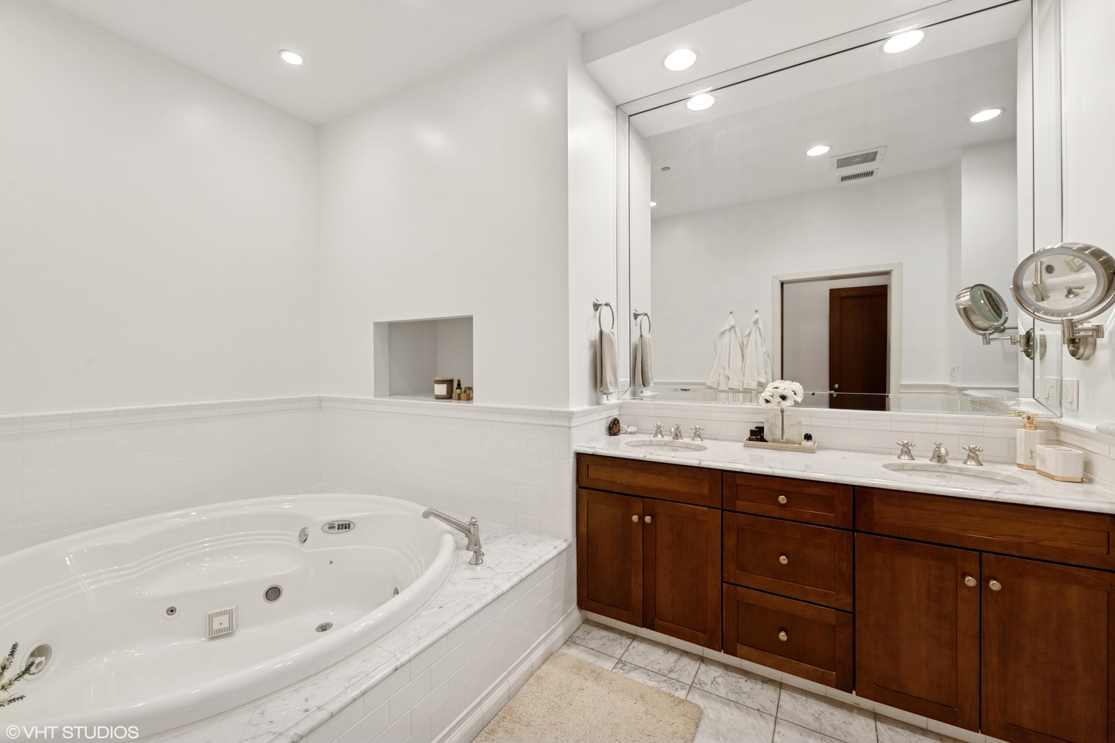 720 N Larrabee Street Unit: 1701