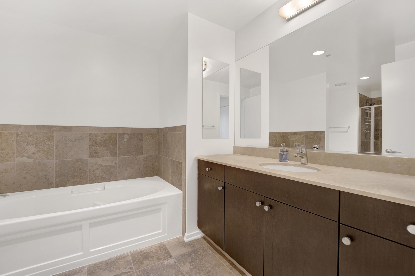 65 E MONROE Street Unit: 4203