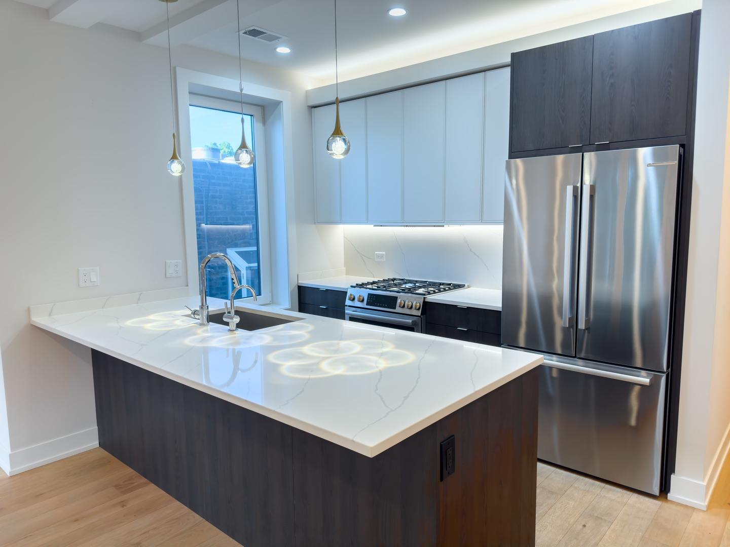 4647 N Clark Street Unit: 2