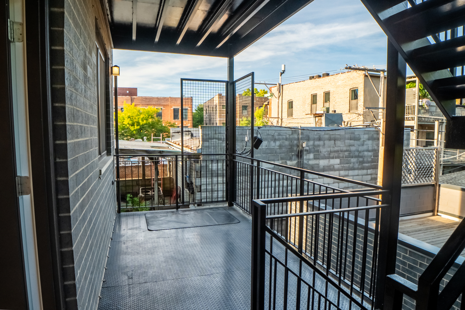 4647 N Clark Street Unit: 2